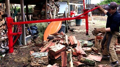 穷人自制劈柴器视频,穷人版木柴切割神器揭秘